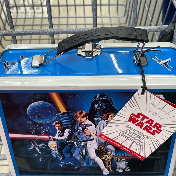 William-Sonoma metal Star Wars lunchbox with sandwich cutters - Picture 5 of 8